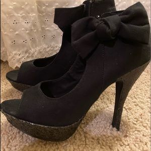 Glitter black heels with bow